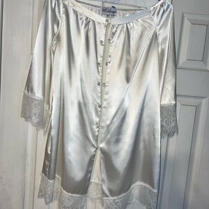 Le laurier makeup robe!